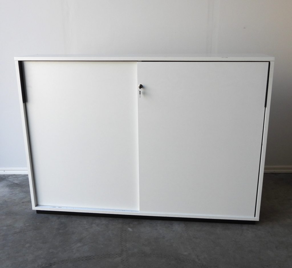Förvaring Vit Med Svarta Handtag 160x112x34Cm