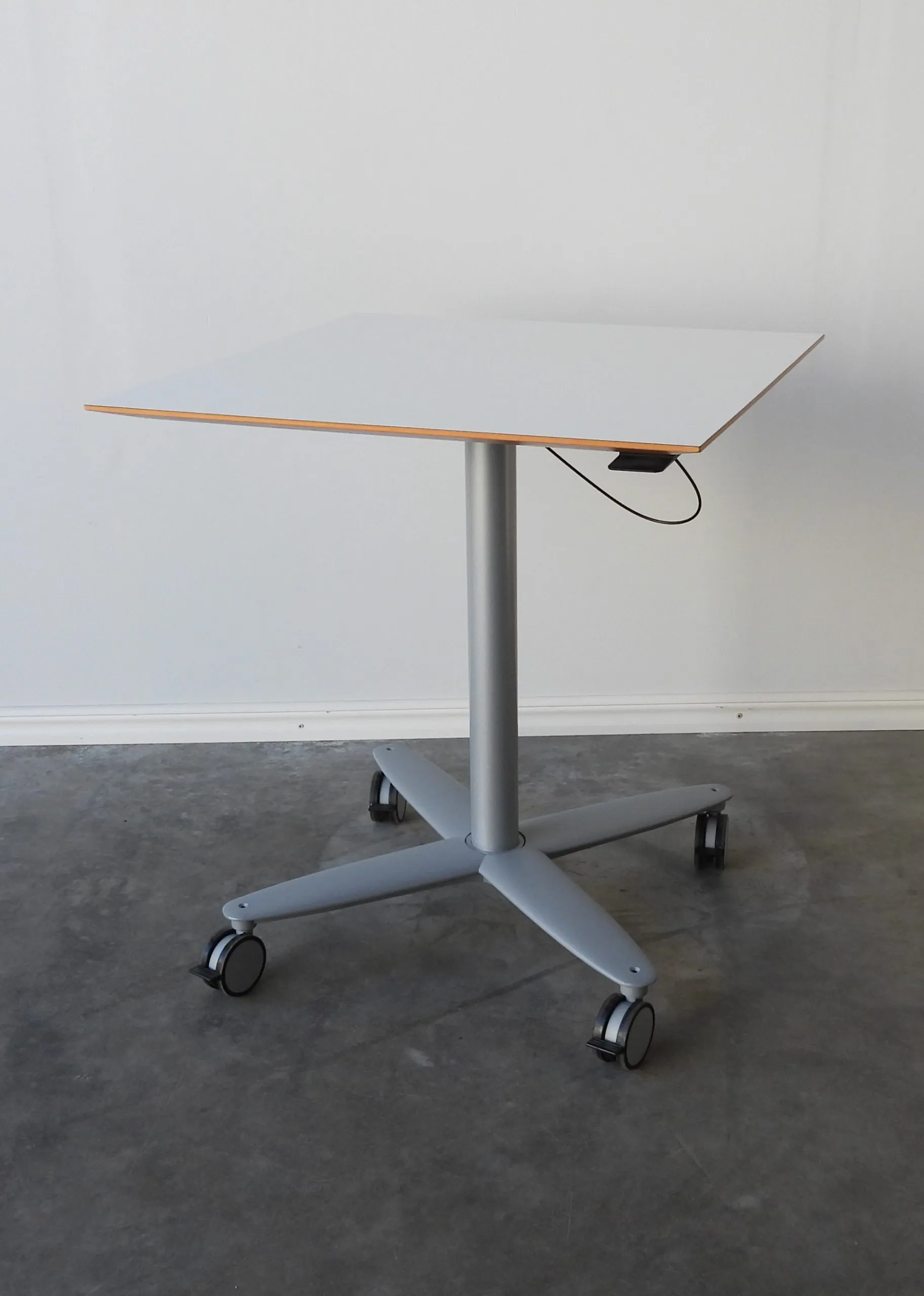 Bord Med Gaspelarben Kinnarps Vitt 70x70Cm