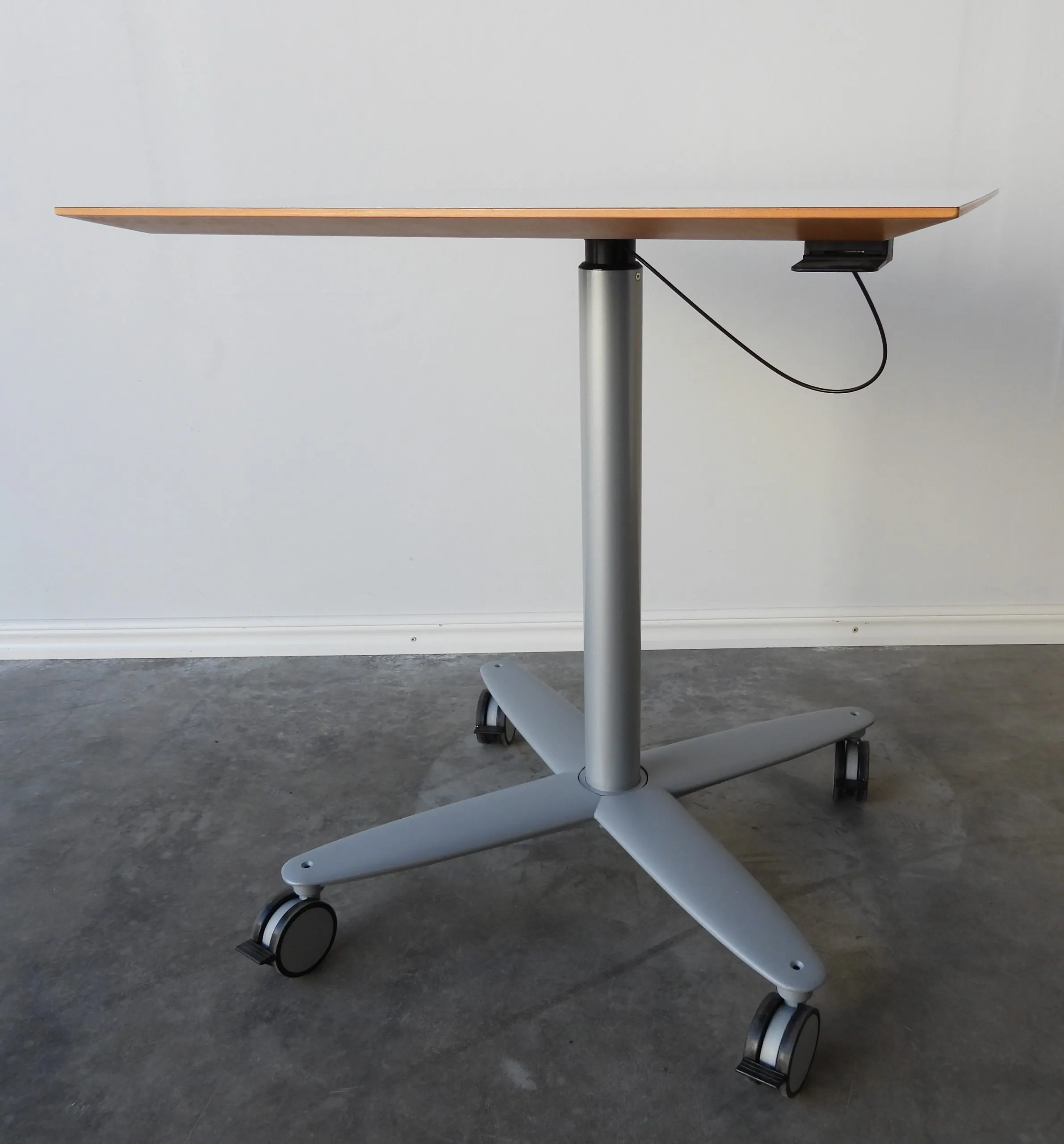 Bord Med Gaspelarben Kinnarps Vitt 70x70Cm