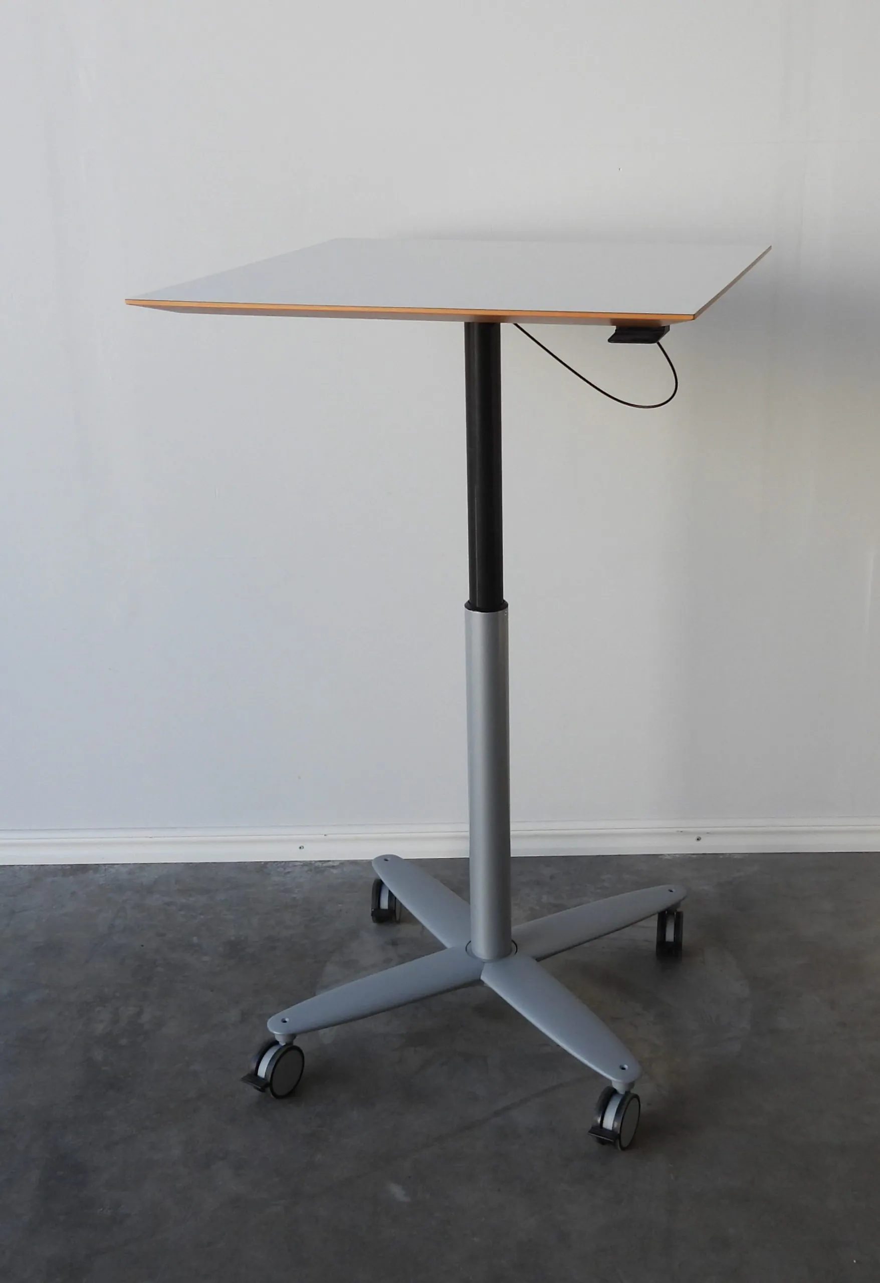 Bord Med Gaspelarben Kinnarps Vitt 70x70Cm