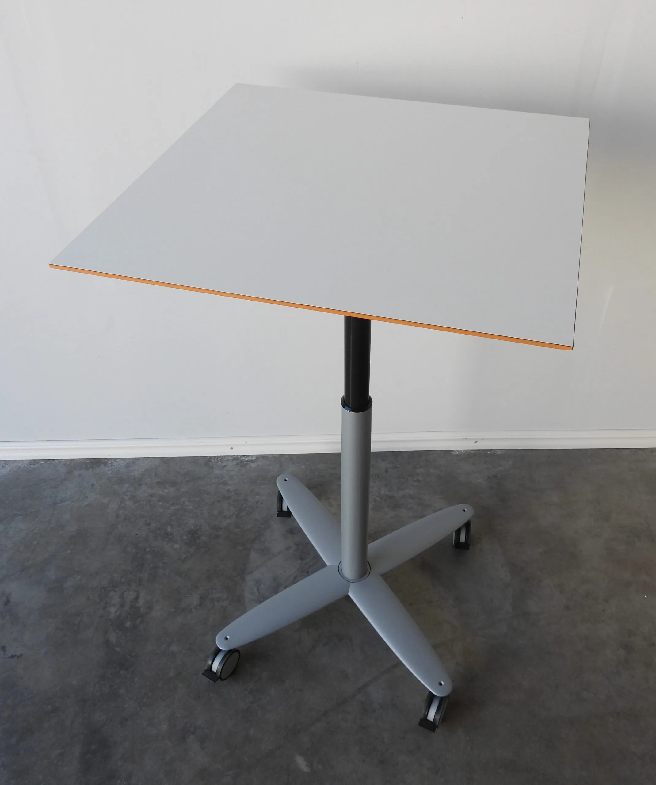 Bord Med Gaspelarben Kinnarps Vitt 70x70Cm