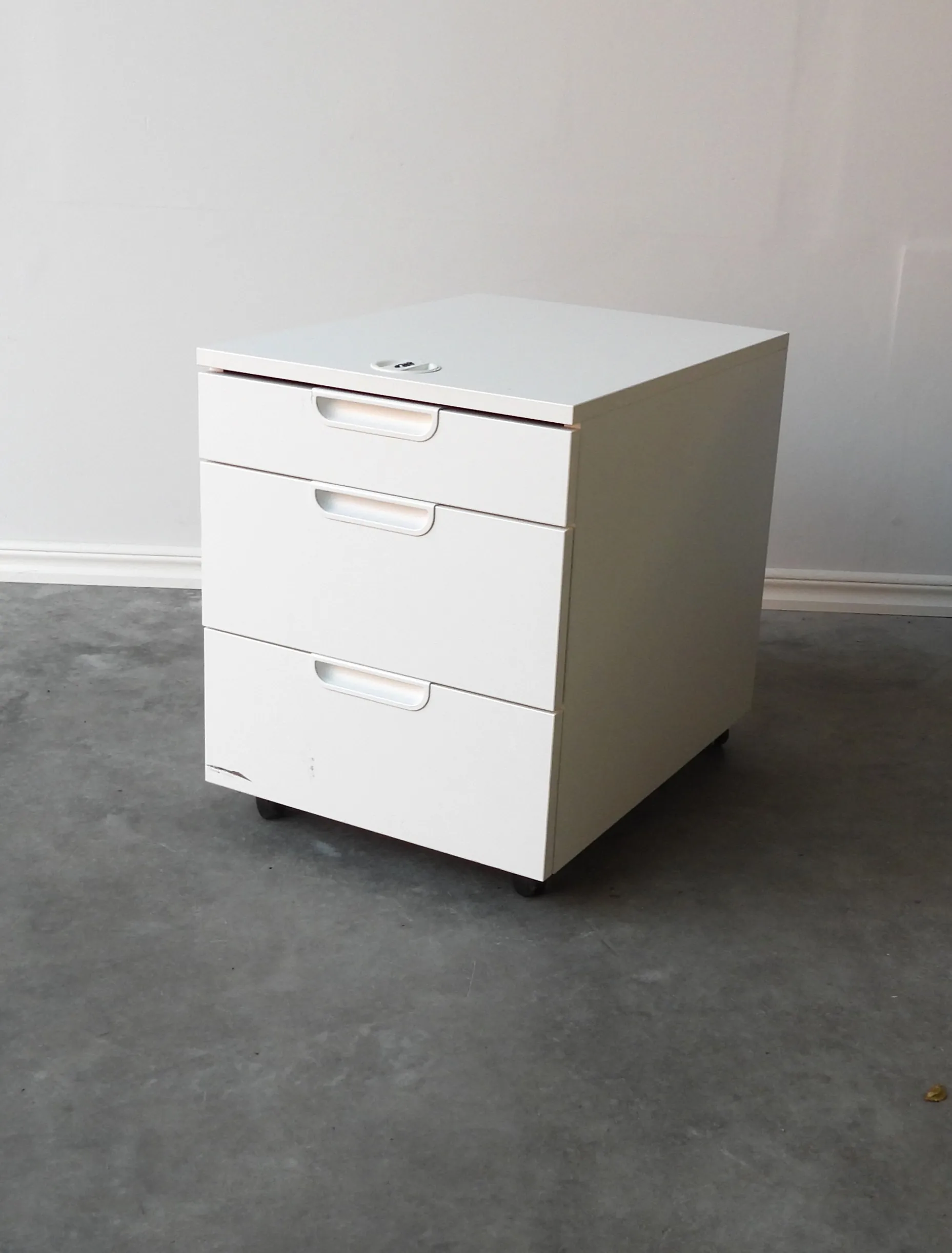 Hurts Ikea Galant Vit