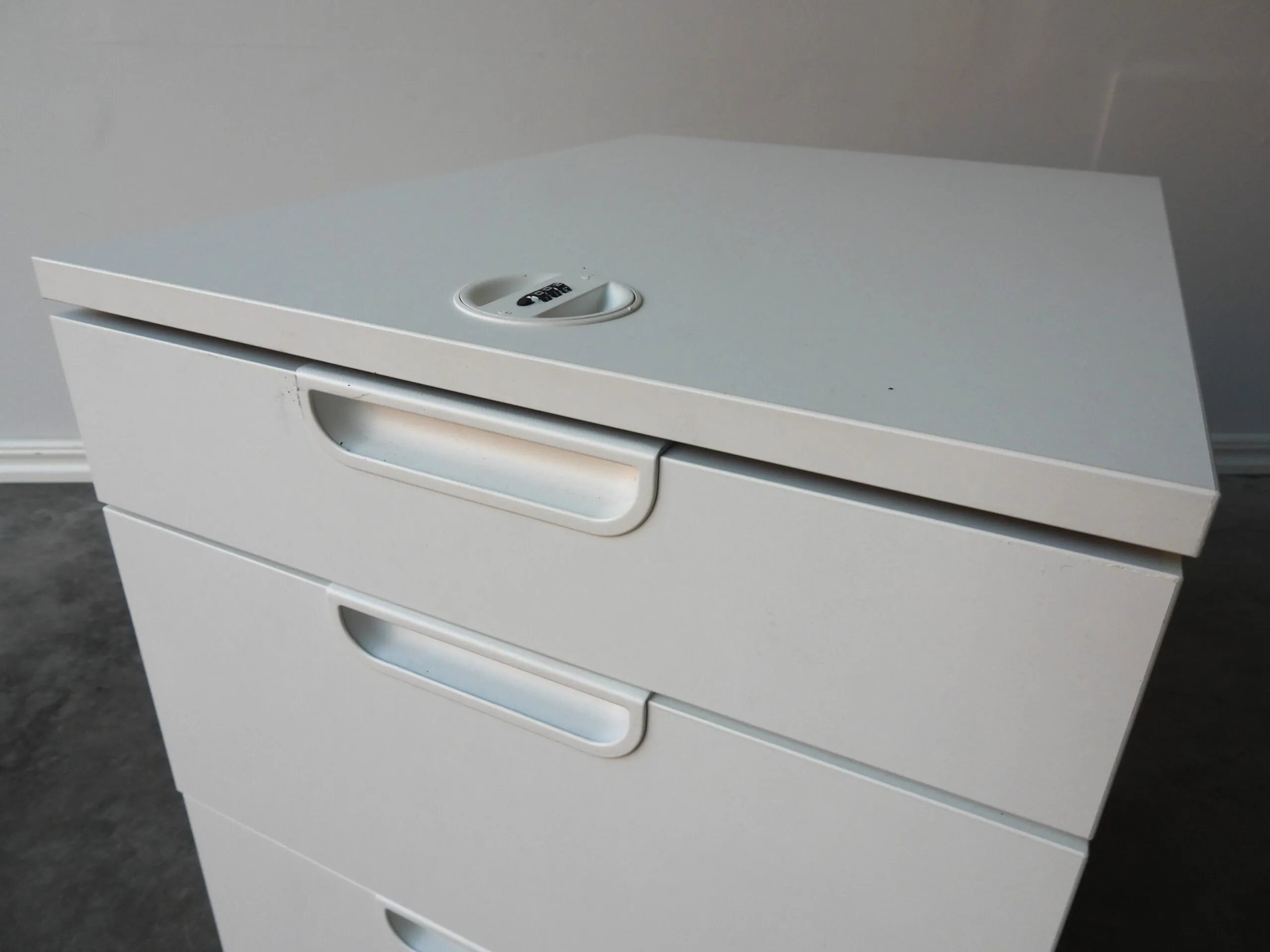 Hurts Ikea Galant Vit