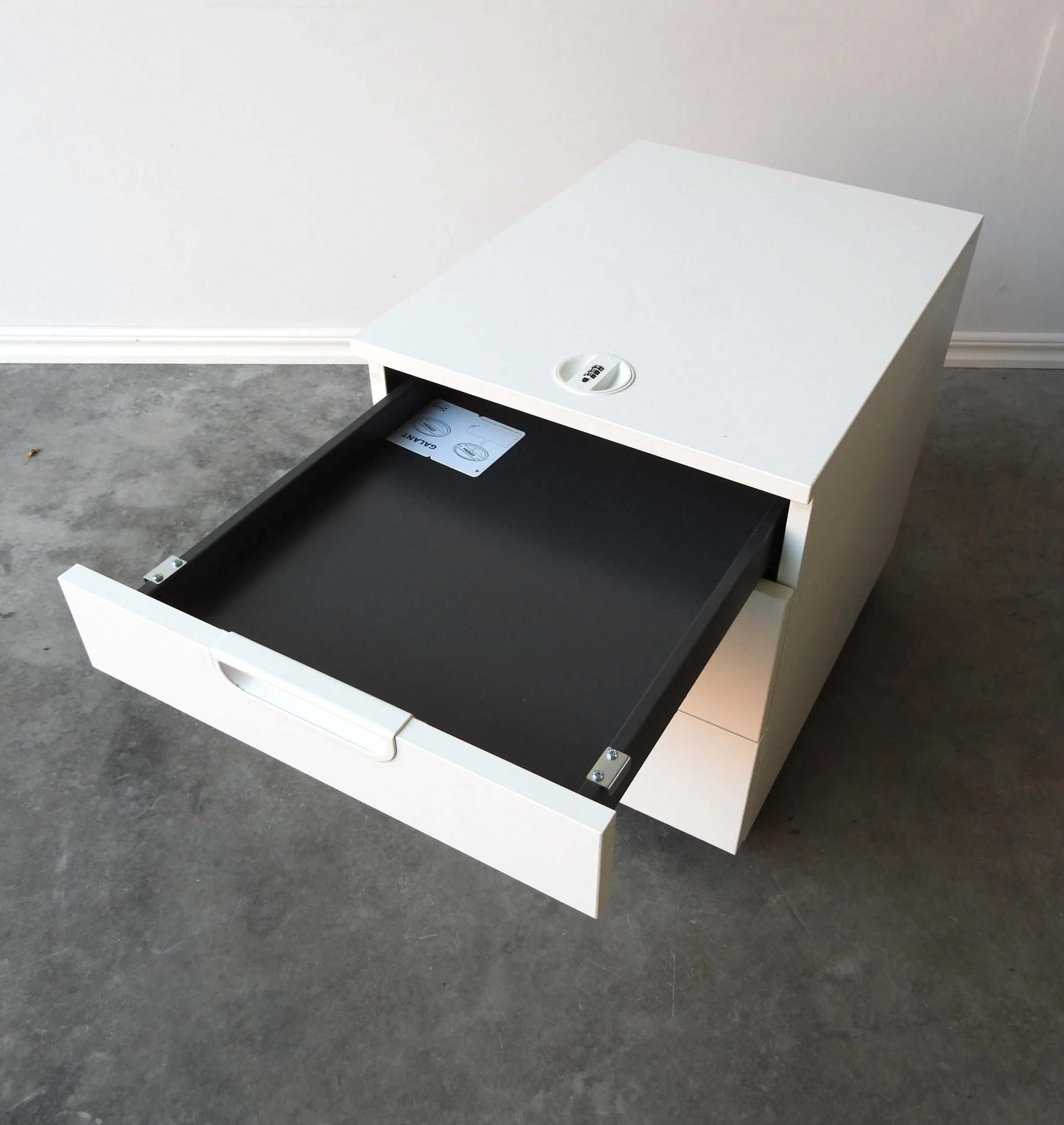 Hurts Ikea Galant Vit