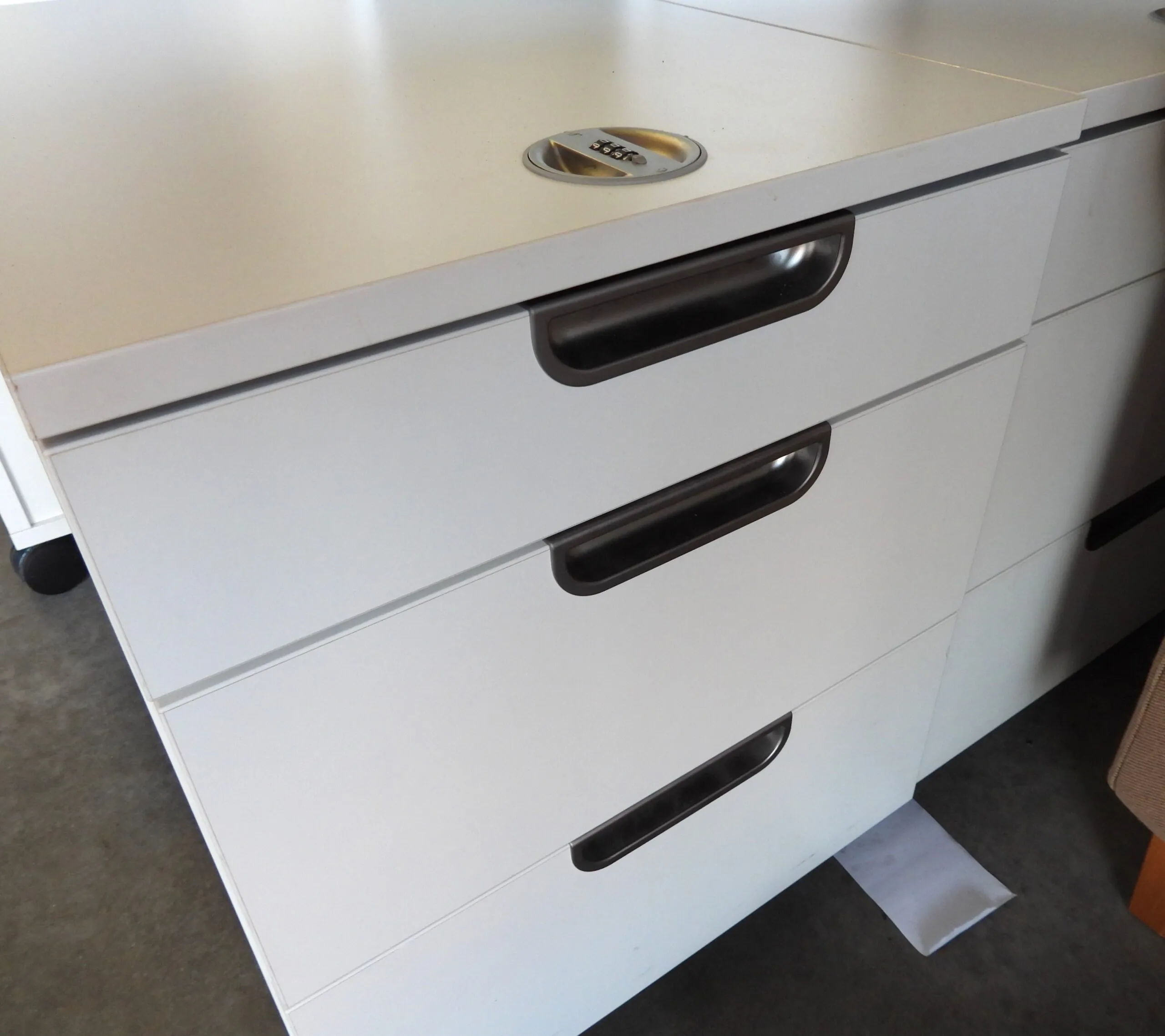 Hurts Ikea Galant Vit